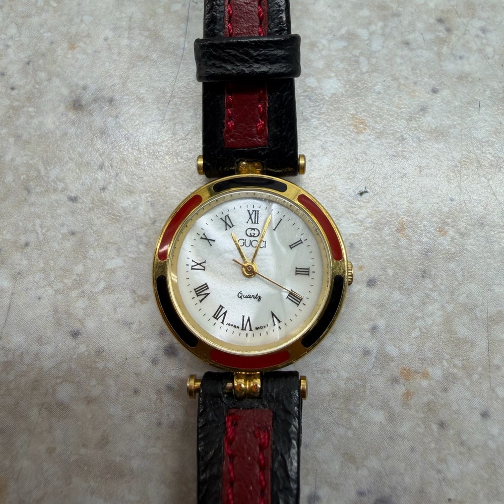 Gucci Black and Red Women's Watch vintage rare mother of pearl face - Picture 2 of 9
